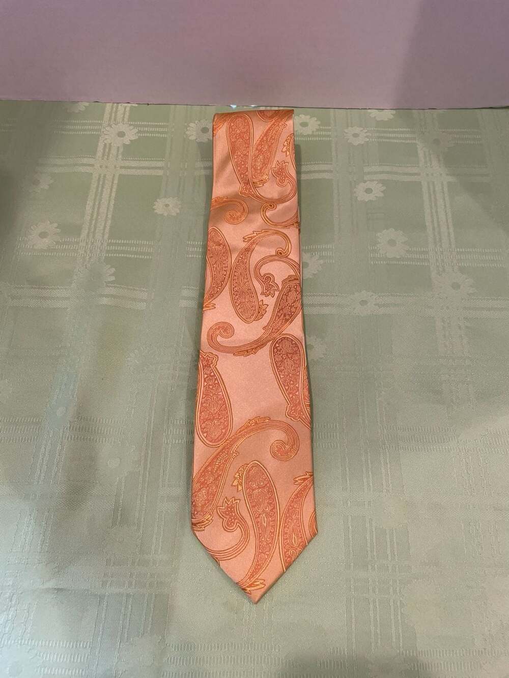 Paul Malone. 100 % Silk. GOLD. Paisley Classic Necktie. Preowned. Nice!